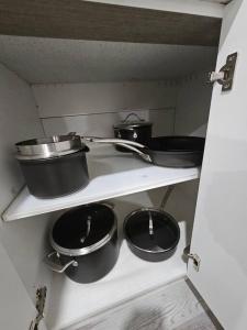 Kuchyň nebo kuchyňský kout v ubytování Entire guest suite in Cochrane, AB