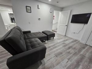 TV a/nebo společenská místnost v ubytování Entire guest suite in Cochrane, AB