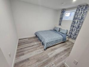 Postel nebo postele na pokoji v ubytování Entire guest suite in Cochrane, AB