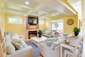 Χώρος καθιστικού στο 8 Mi to Ocean City Beach Renovated Maryland Home