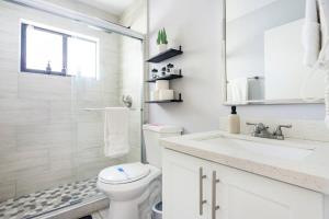 Un baño blanco con inodoro y lavabo. en Private Double Room Near Miami Clinics, en Miami 22 fotos más