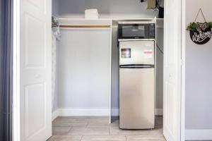 una cocina con nevera y microondas en Private Double Room Near Miami Clinics, en Miami