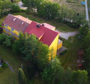 波别罗沃Dom Gościnny Grażyna的享有红色屋顶房屋的顶部景色