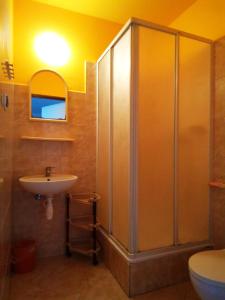 波别罗沃Dom Gościnny Grażyna的浴室配有淋浴和洗手池