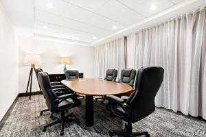 ウエストチェスターにあるStaybridge Suites - Cincinnati North by IHGのカンファレンスルーム(木製テーブル、黒い椅子付) +72枚の写真