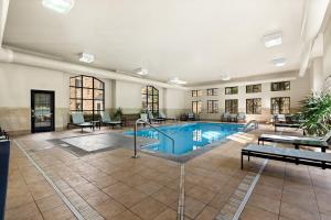ウエストチェスターにあるStaybridge Suites - Cincinnati North by IHGの建物のある広い部屋のスイミングプール