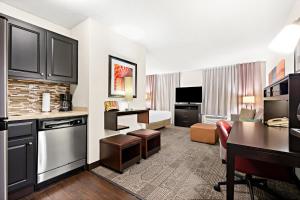 ウエストチェスターにあるStaybridge Suites - Cincinnati North by IHGのキッチン、リビングルームが備わるホテルスイートです。