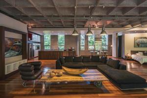 un soggiorno con un divano e un tavolo di Soho Lofts by Vibra Bonita a Medellín