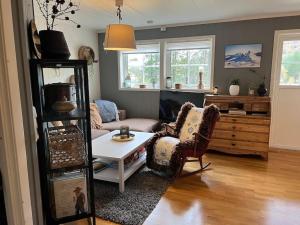 a living room with a couch and a table at Cozy apartement near Besseggen with a nice outdoor area! in Randsverk