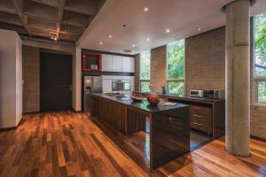 una cucina con una grande isola al centro di una stanza di Soho Lofts by Vibra Bonita a Medellín