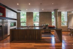 una cucina con una grande isola al centro di Soho Lofts by Vibra Bonita a Medellín