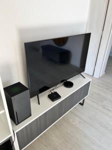 Televízia a/alebo spoločenská miestnosť v ubytovaní Hillside Y34