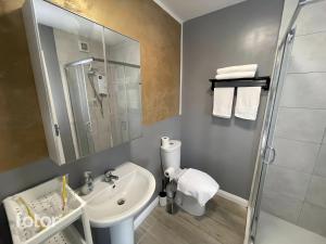 um banheiro com pia e chuveiro em Leitrim Property Cork em Cork