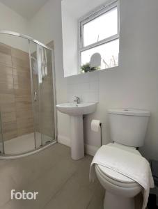 Uma casa de banho em Leitrim Property Cork