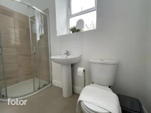 Uma casa de banho em Leitrim Property Cork