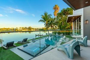 Piscina de la sau aproape de Waterfront Luxury Villa - Glamhomes