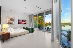 Un pat sau paturi într-o cameră la Waterfront Luxury Villa - Glamhomes +47 fotografii