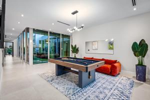 O masă de biliard de la Waterfront Luxury Villa - Glamhomes