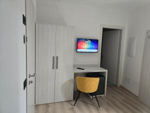 Televiisor ja/või meelelahutuskeskus majutusasutuses Albergo Al Gambero