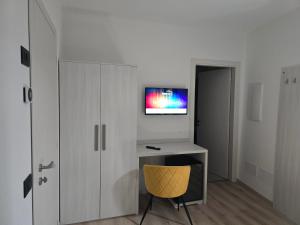 Televiisor ja/või meelelahutuskeskus majutusasutuses Albergo Al Gambero