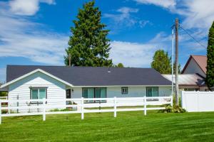 una cerca blanca frente a una casa blanca en Cozy and Chic Abode about 11 Mi to Bloomington Lake, en Bloomington