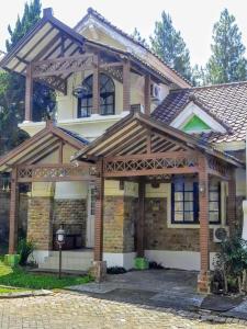 普卡Villa Sa'adah 2的一座带木凉棚的房子