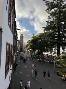 un grupo de personas caminando por una calle en Araucaria3, en La Laguna