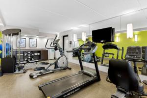 Fitness centrum a/nebo fitness zařízení v ubytování Best Western Naperville Inn