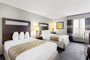 Postel nebo postele na pokoji v ubytování Best Western Naperville Inn