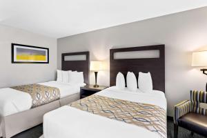 Postel nebo postele na pokoji v ubytování Best Western Naperville Inn