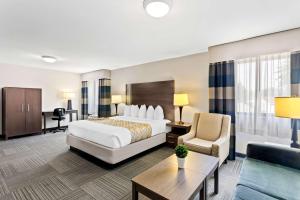 Postel nebo postele na pokoji v ubytování Best Western Naperville Inn