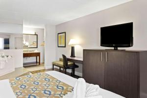 TV a/nebo společenská místnost v ubytování Best Western Naperville Inn