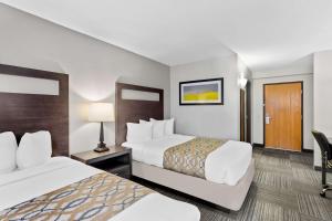 Postel nebo postele na pokoji v ubytování Best Western Naperville Inn