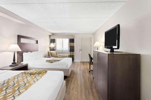 TV a/nebo společenská místnost v ubytování Best Western Naperville Inn