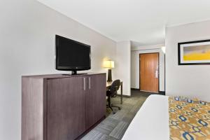 TV a/nebo společenská místnost v ubytování Best Western Naperville Inn