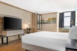 TV a/nebo společenská místnost v ubytování Best Western Plus Edmundston