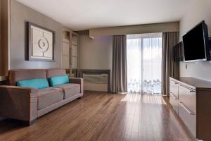 TV a/nebo společenská místnost v ubytování Best Western Plus Edmundston