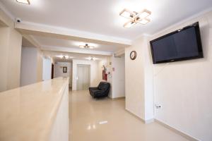 pasillo con TV de pantalla plana en la pared en Hotel Impact, en Costinesti 52 fotos más