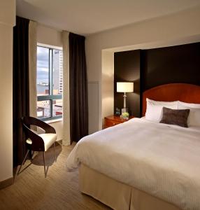 מיטה או מיטות בחדר ב-Cambridge Suites Hotel Halifax