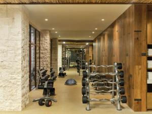 Fitness centrum a/nebo fitness zařízení v ubytování Kimpton - Grand Roatan Resort and Spa