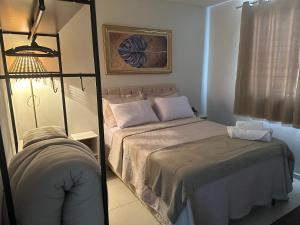 een slaapkamer met een bed en een spiegel bij Suítes Grãos do Alto Caparaó in Caparaó Velho +17 foto's