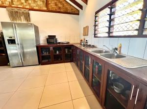 Kuchyň nebo kuchyňský kout v ubytování Turtle Bay Beach House