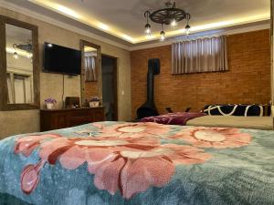 En eller flere senge i et værelse på casa da flor estúdio com lareira