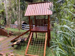 En have udenfor casa da flor estúdio com lareira