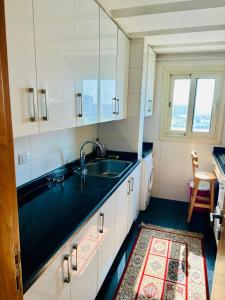 a kitchen with a sink and a rug at شقة فندقية على النيل مباشر بالمعادى بجوار فندق الهيلتون مباشره in Cairo