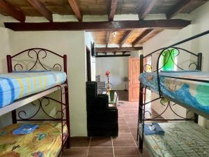 2 letti a castello in una camera con corridoio di Hostal San Andrés de k-noa a Canoa