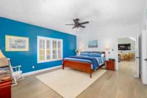 1 dormitorio azul con 1 cama y ventilador de techo en Deep Creek Retreat Hot Tub 85 inchTV all one level, en Accident 94 fotos más