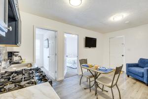 TV a/nebo společenská místnost v ubytování Walkable Barberton Apartment 9 Mi to Akron!