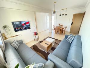 Χώρος καθιστικού στο The cozy place, 5 min to airport +2 φωτογραφίες