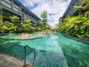 een groot zwembad in het midden van een gebouw bij de' Asasta Apartment Benoa E216 in Nusa Dua